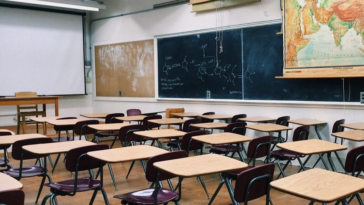 Differential Equations: An Introduction with Examples